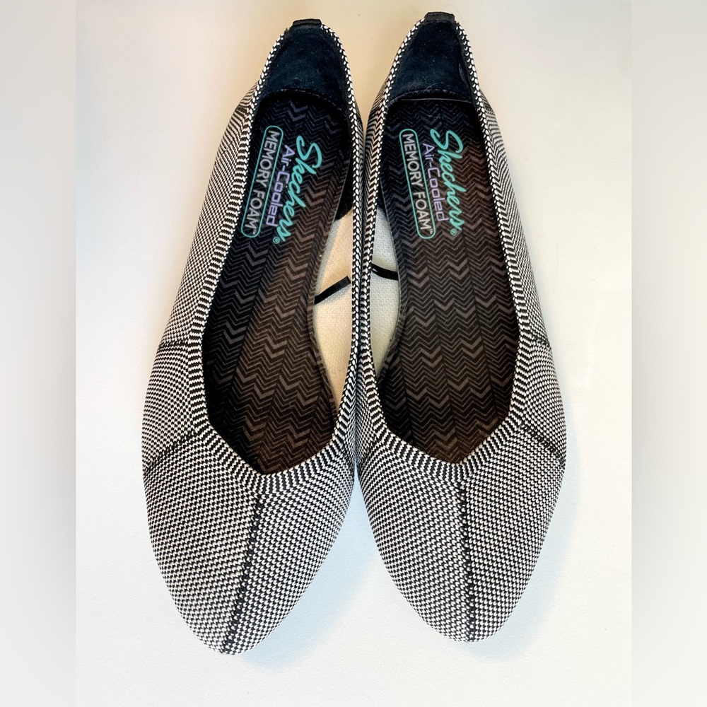 Skechers size 8 Memory Foam Pointed Toe Flats